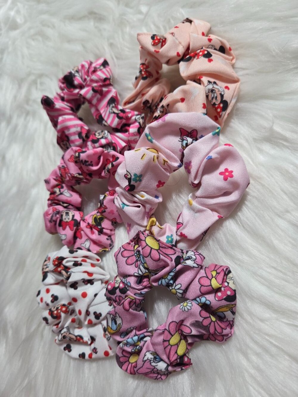 Minnie Mouse & Daisy Duck Scrunchie Set - Picture 4 of 5